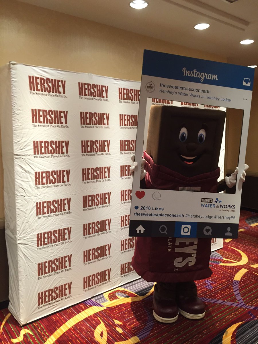 HersheyPA's tweet photo. Hershey's Bar loved taking selfies with all the #typeanyc attendees! @typeaparent #Hersheypa https://t.co/fcOGtBOoAq