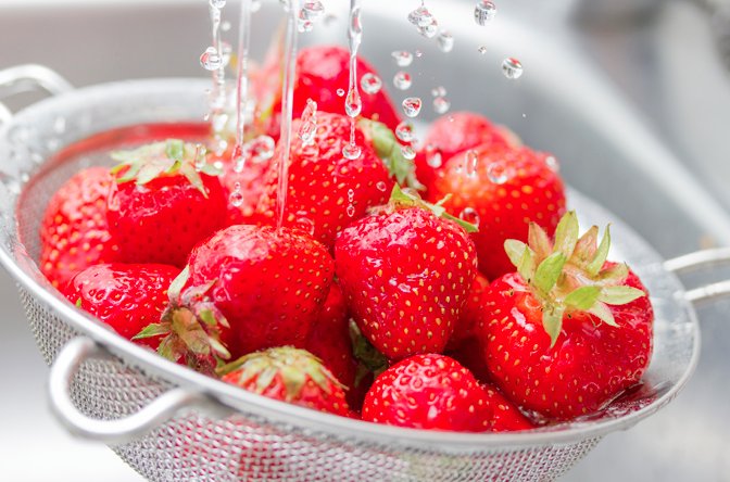 HamiltonBeachCA's tweet photo. How to clean and store berries. #HBTips https://t.co/7JppdcsW6J https://t.co/0zGHGMNIC4