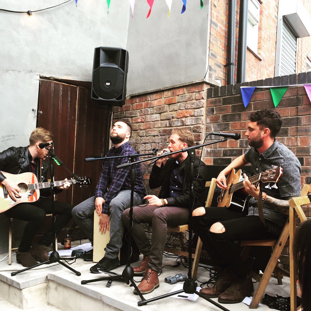CuckooPrestwich's tweet photo. Next up Moonlight Rumours playing to a packed garden #CuckooGarden #BirthdayCelebrations 🎉🍾🍕 https://t.co/nSm1Dw6s56