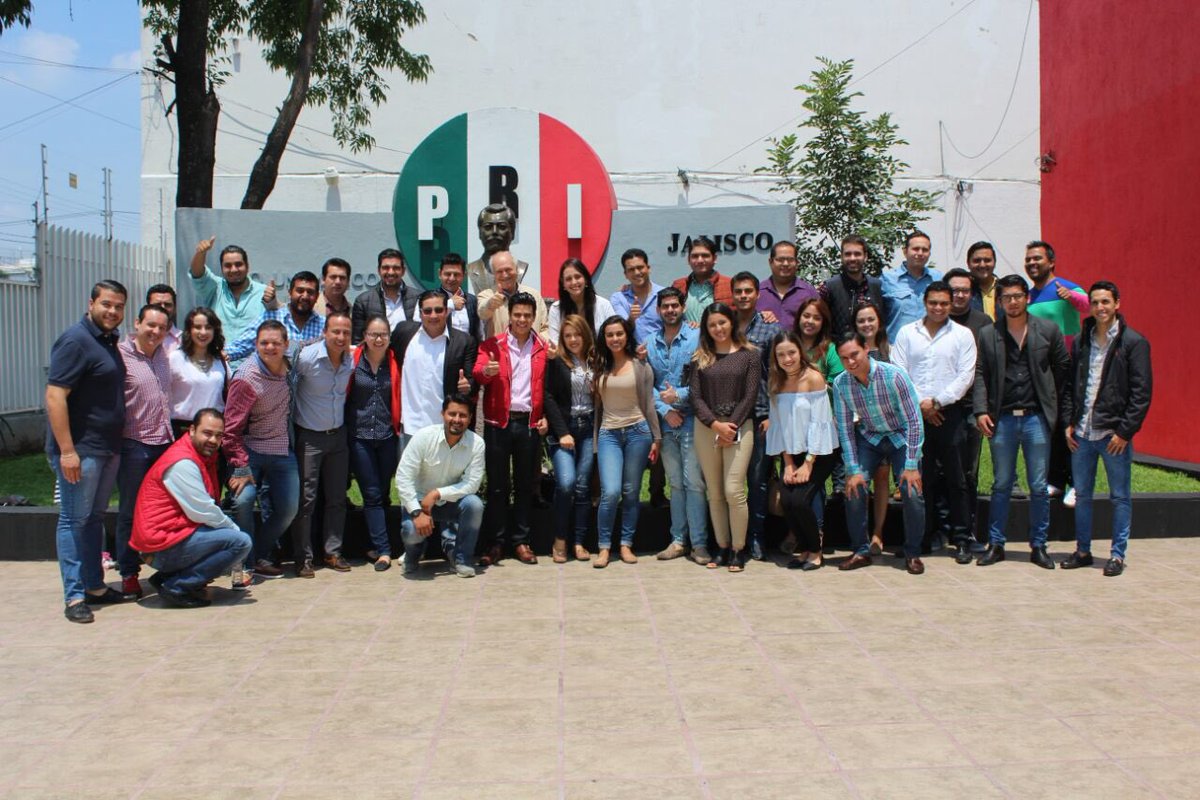 jsvelher's tweet photo. Con los liderazgos juveniles del PRI después de una fructífera reunión de trabajo. https://t.co/iM7FmN9Ncq