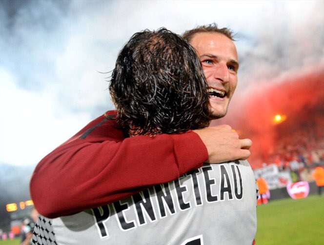 MaxenceTelle's tweet photo. Fin de carrière pour Grégory Pujol... Merci et respect ! 👏🔴⚪️ #VAFC https://t.co/rJvvL5pJLT