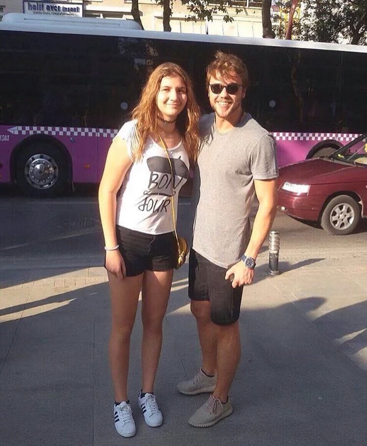 tolgasaritasAR's tweet photo. ๐ท ุตูุฑุฉ ุฌุฏูุฏุฉ ูุชููุบุง ุงูููู
ู
ุน ูุงู
๐ทNew photo of tolga taken today with a fan ๐๐
#tolgasarฤฑtaล #tolgasaritas #TSPics https://t.co/9aXmhVvWSW