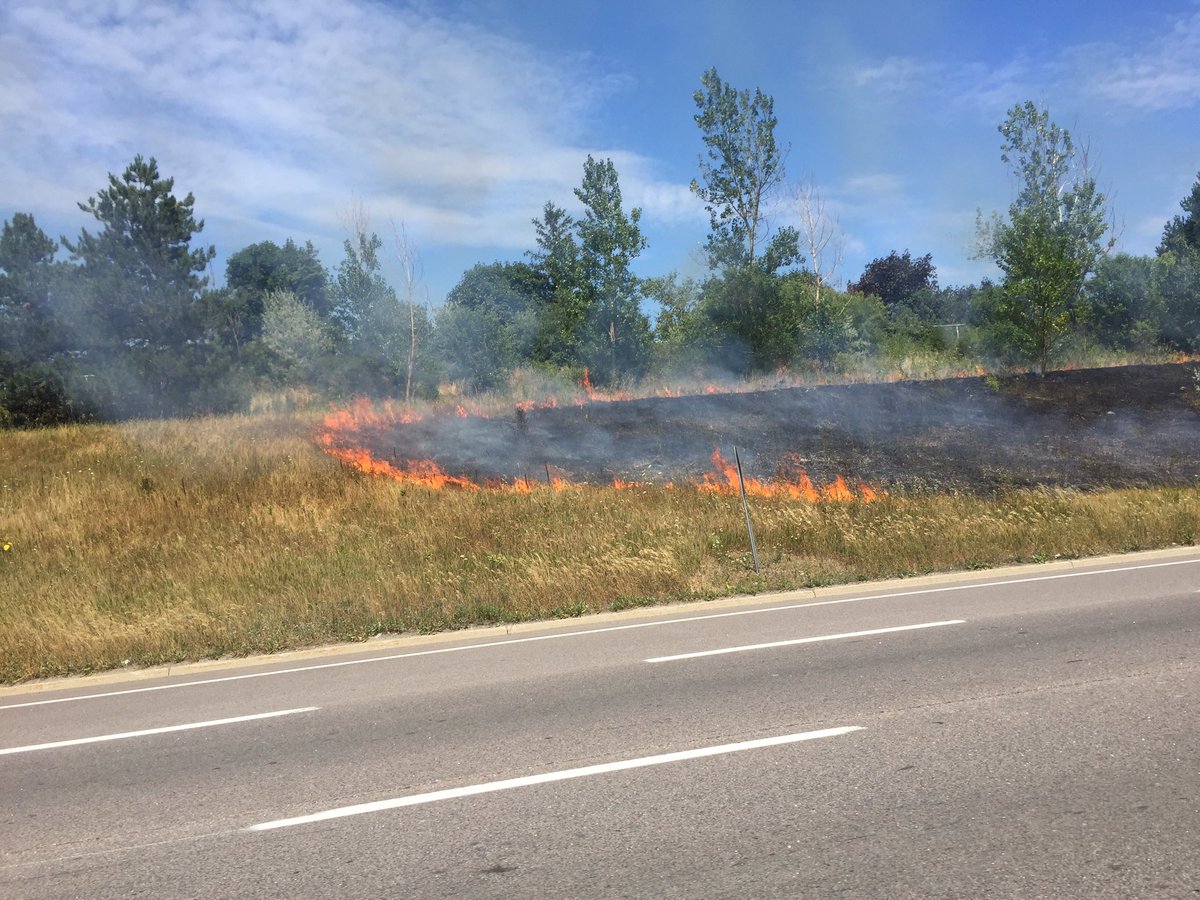 GoldPantsGirl's tweet photo. Grass fire at 410 north/Williams Parkway @Media371 https://t.co/tmQ3dOS8l6