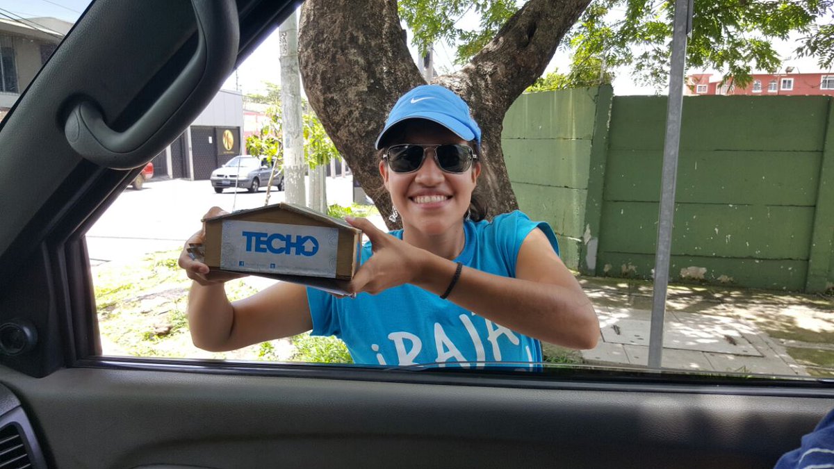 vilmapassarelli's tweet photo. Voluntari@s @TECHOsv Crown Plaza esparan su donación con una sonrisa. Ayudemos!! #ColectaTECHO2016 #BajaElVidrio https://t.co/IwwNs9Fja2