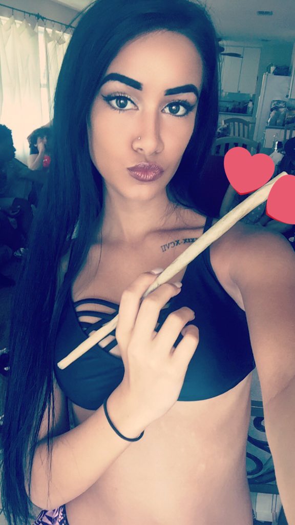 lil_romeo_zn's tweet photo. #LongJoints #SheThickAF #Bluntlife #StonerChicks https://t.co/WqmQUQZtIE"