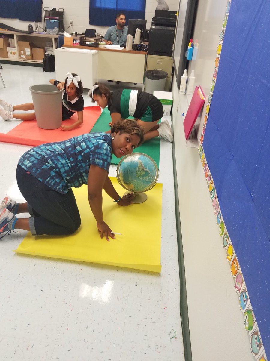SEISD_RSalcido's tweet photo. Our new SCEI coach, Mrs. Jones helping our teachers get ready! #StalliondLeadTheWay  #StallionPride16 #TeamSISD https://t.co/finmPn05em