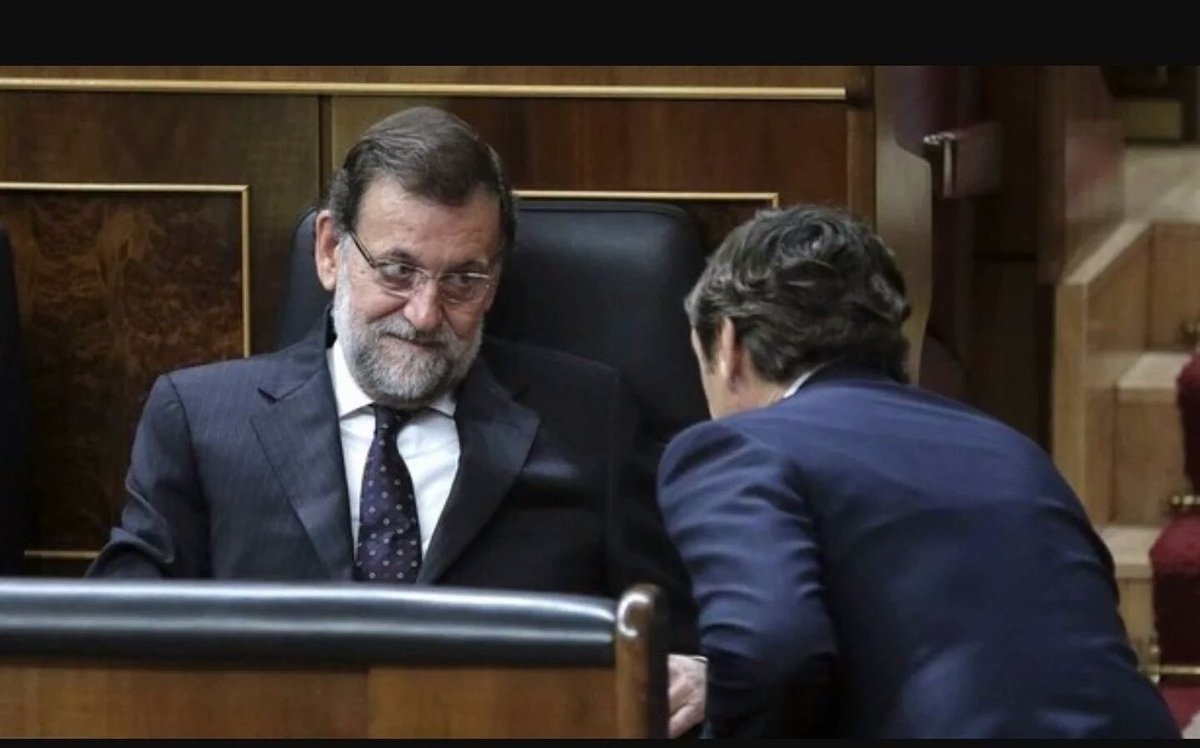 uGRenfurecida_'s tweet photo. Cuando tu compañero te explica que des un golpe en la mesa si es A, dos golpes si es B y tres si es C. Examen test. https://t.co/YBpFcGkRge