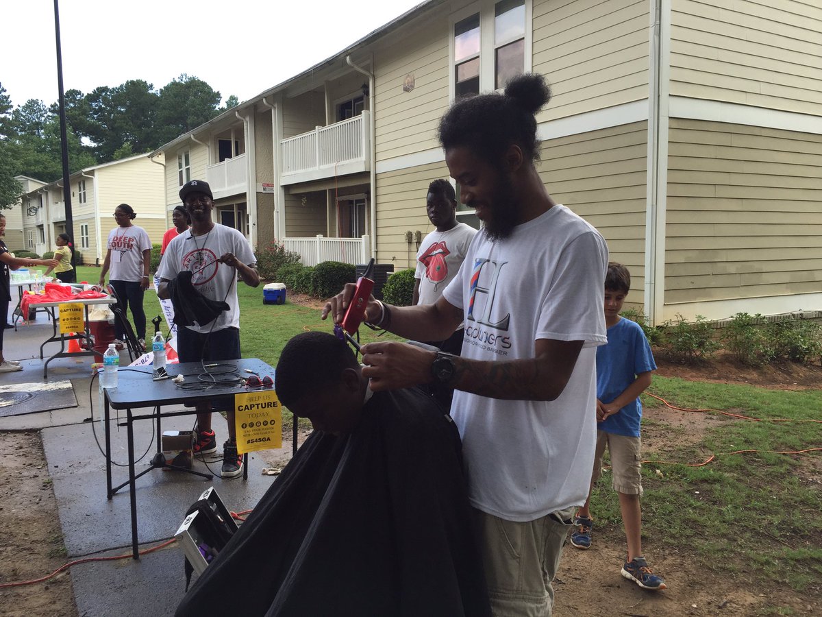 Lorenzo Stout aka @neighborhoodbarber giving free haircuts to kids in Atlanta #serviceskillz #volunteer 💜👍