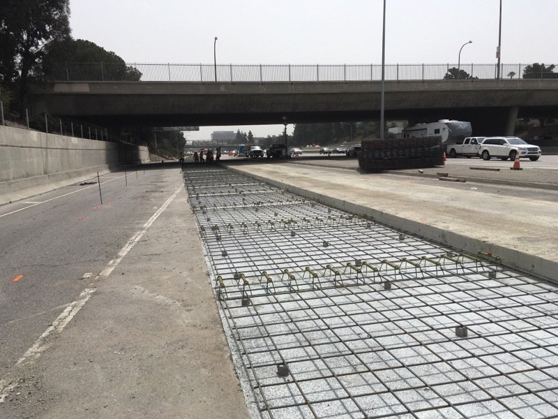 CaltransDist7's tweet image. Westbound 210 #RoseJam work continues on schedule, plan ahead, use public transit #BeWorkZoneAlert
