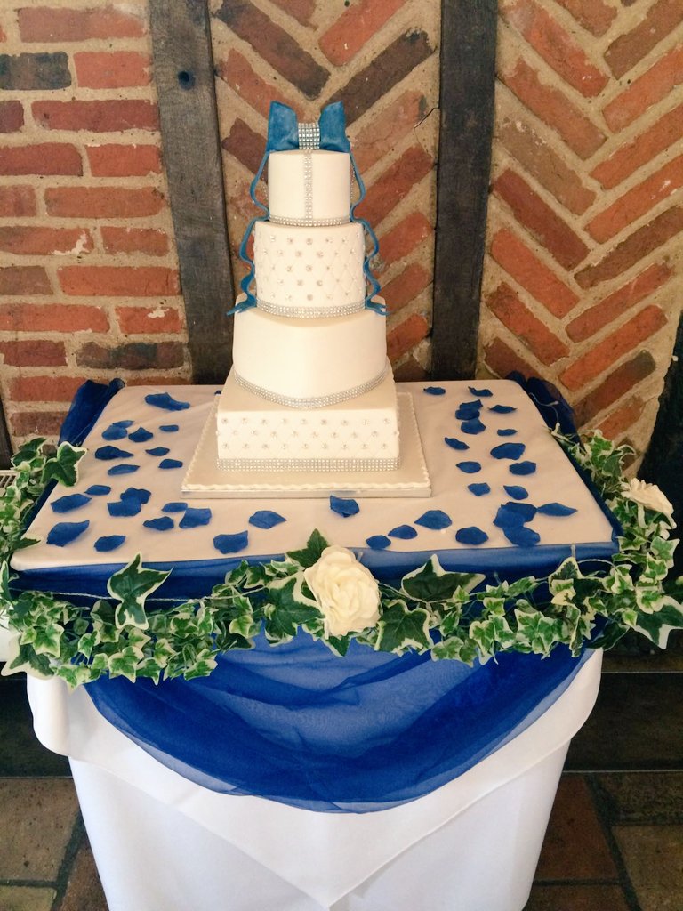 #weddingsetup today cake decorated by Charlotte #wedding #cakes