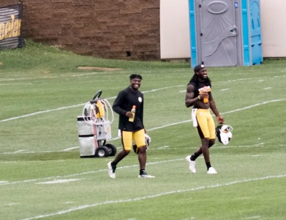 TimotRice's tweet photo. Tarp is coming off. Still raining. First on field again #Steelers #steelerscamp https://t.co/uaUKlr6U4V