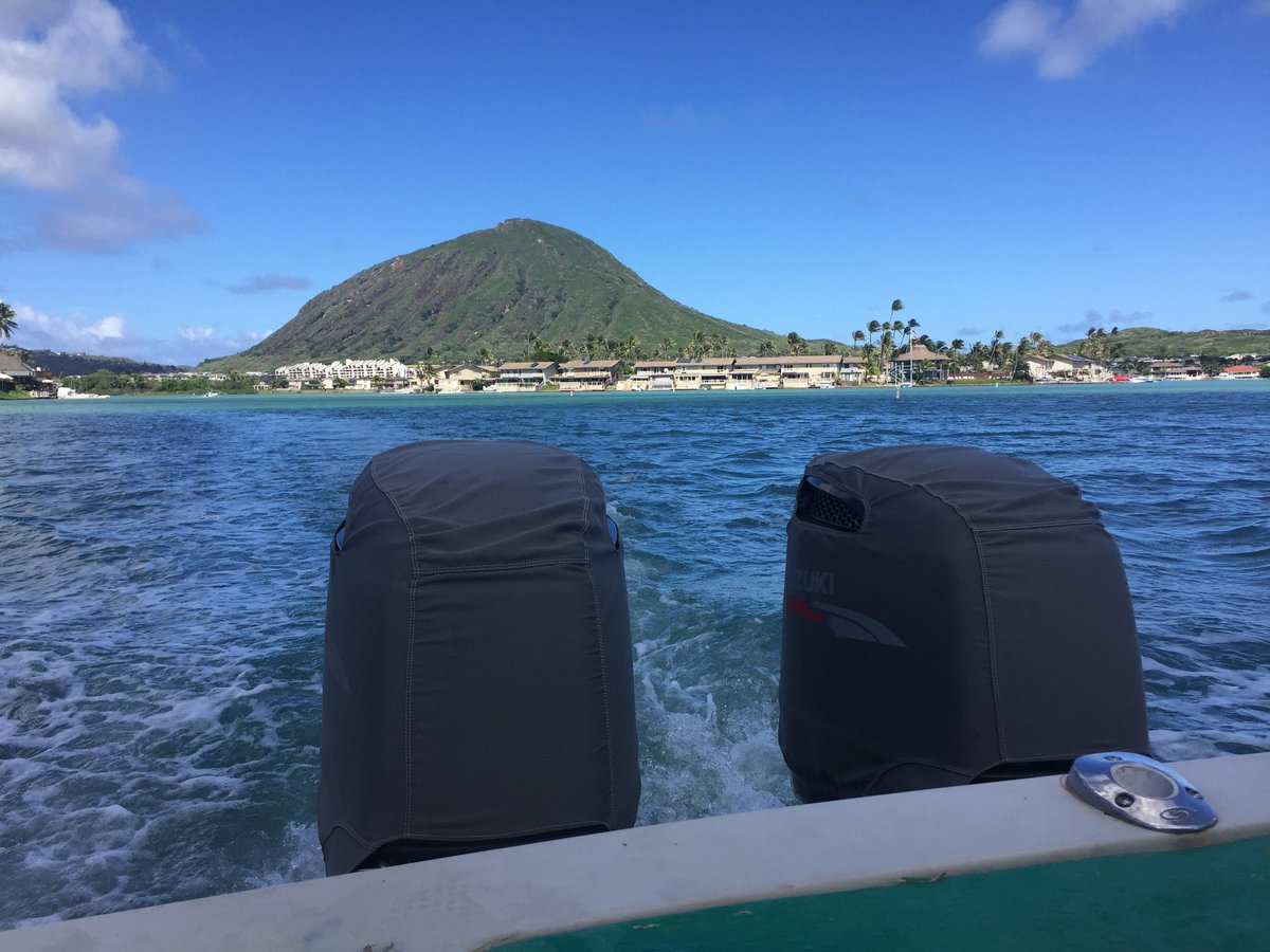 ALongSwim1's tweet photo. Our 3 hour trip to Moloka'i has begun! Doug will start swimming from Moloka'i at around 8pm! https://t.co/SfJu2pRh5i