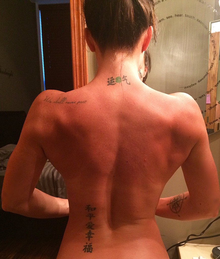 Buffyshots's tweet photo. @callyjosephine INB4 someone says scandalous bc gosh for bid you see a bare back😮🙄✌🏽️Chasing the v taper👐🏽 #flexfri… https://t.co/u1aBJm35yQ