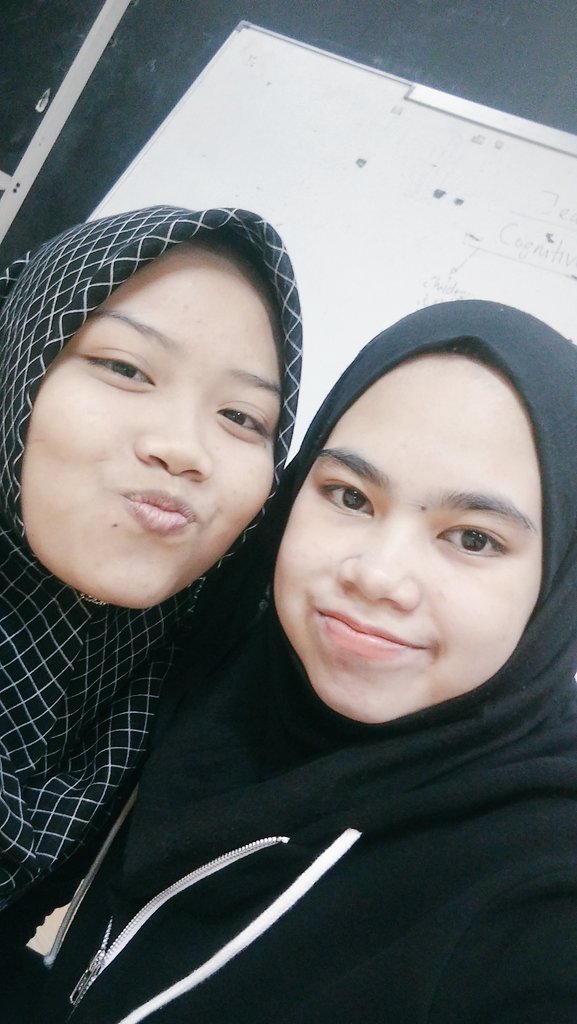 farahhalliqa_'s tweet photo. My awesome senior. @nurulhudaarosly #batchViral #batchferarri https://t.co/SOKflrRpw6