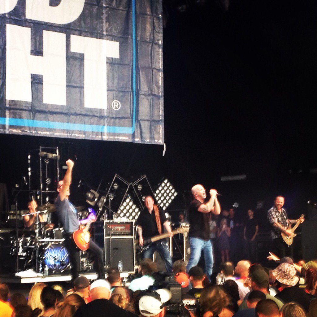 Good to be back home in H-Town!  #evansblue #EBnation <a href="/945thebuzz/">94.5 The Buzz</a> @budlightrally #houstonTX