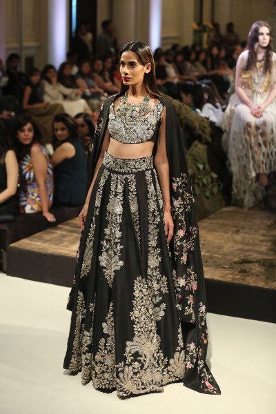 IndianCouturee's tweet photo. Anamika Khanna - India Couture Week 2016 https://t.co/2yq63ZwIDD
