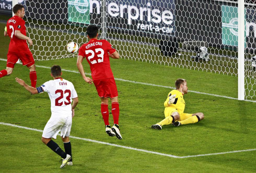 sevillafc16's tweet photo. Él saque de banda 
Él gol frente al Liverpool... 

LEYENDA @coke23andujar 
JAMÁS TE OLVIDAREMOS. https://t.co/Nx8rYzJ0Ty