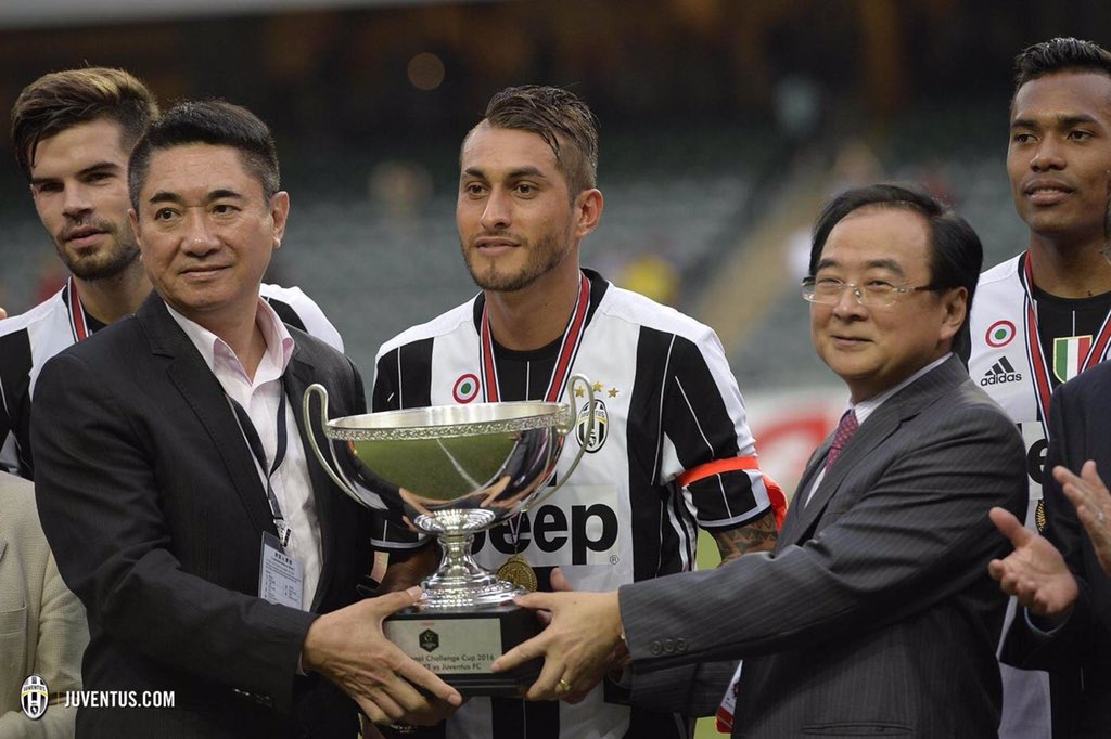 juventusfcjp's tweet photo. フォトギャラリー: 香港での成功した土曜日の戦い: https://t.co/de4lfhnmwM #SCJuve #JuveOnTour https://t.co/XlGcOJXAq4