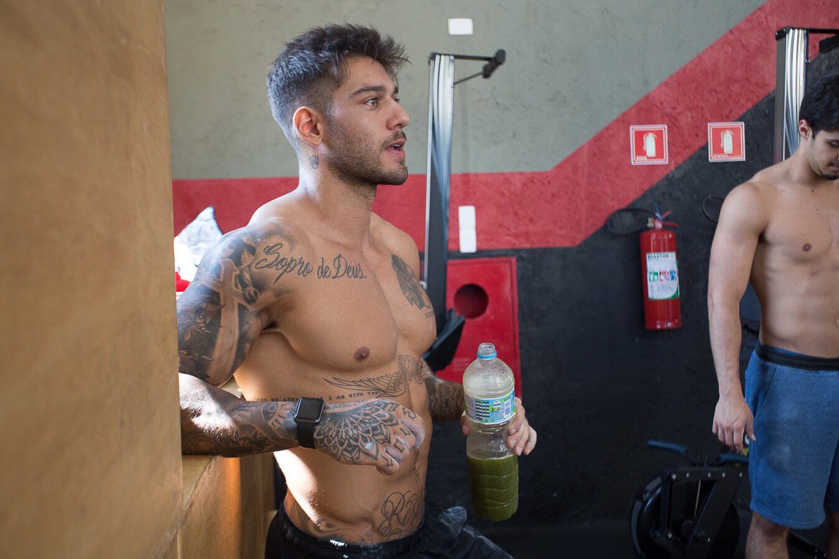 lucaslucco's tweet photo. Eu tomando o suco secreto que a @nutricarolsiqueira faz pra mim. Tem até folha de samanbaia nesse trem 😂😂😂😂 https://t.co/RsozvZ5rnj