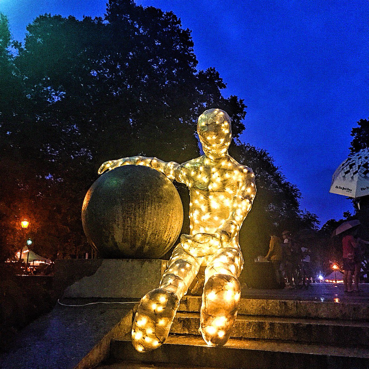 lawgirl821's tweet photo. Splyt Lights site specific installation @kickstarter #KickstarterFest lit up the rainy night. #tech #lights https://t.co/FrfR49BrLq