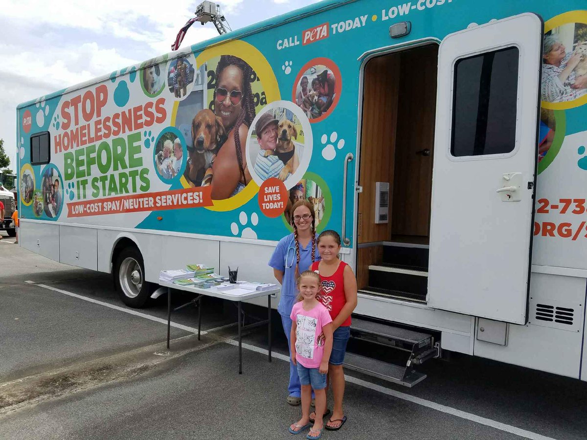peta's tweet photo. Our mobile #SpayAndNeuter clinic visited Roanoke Rapids, NC today! Stopping animal homelessness before it starts 👊 https://t.co/fSH0E6QFCK