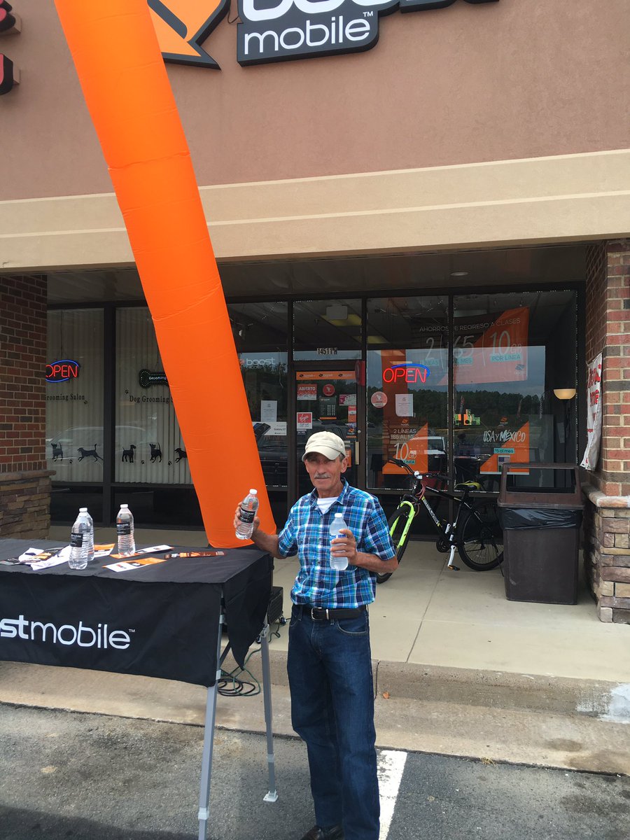 Leesburg_Boost's tweet photo. Don Carlitos one of our first customers!! #chantillyBR @shawnatspg #loyalcustomer #cellphoneplusfam https://t.co/g9hC9zyB5I