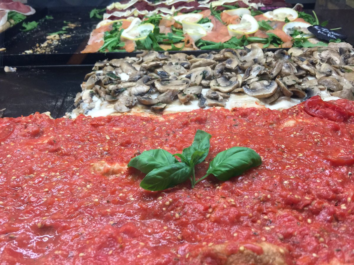 BBC_Travel's tweet image. What Pizza o'clock 🍕 looks like at #Rome's Pizza Del Teatro ~ @moscerina #bbclocalite