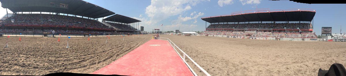 codybsosebee's tweet photo. #WranglerNetwork  #CFDRodeo 360 sell out https://t.co/4TZsDEPNzQ