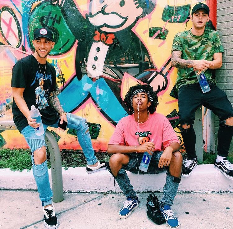 OmahaNotesArg's tweet photo. "Monopoly" @skatemaloley via instagram junto con Dan y Tez #ONArg https://t.co/CtPdMZeM6N