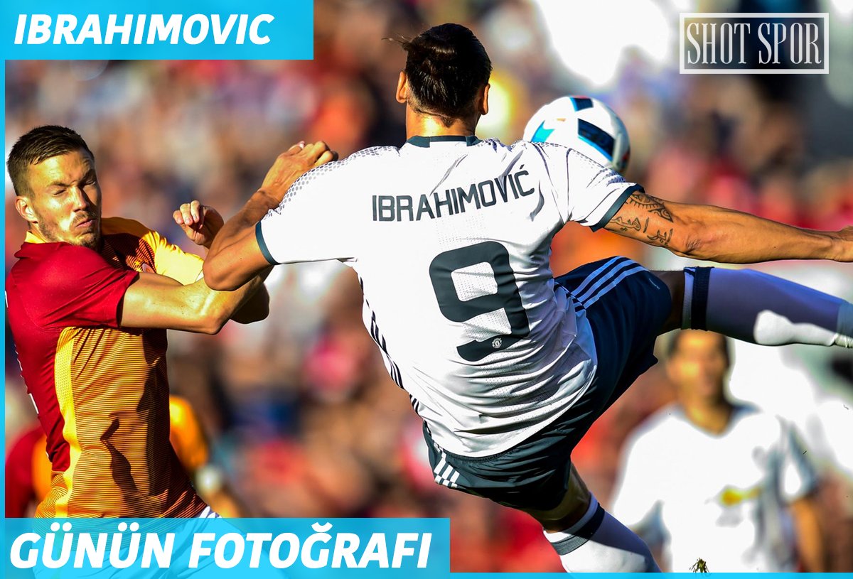 Günün Fotoğrafı : Manu formasıyla ilk maçına çıkan Ibrahimovic ilk golünü Galatasaray'a karşı atıyor.