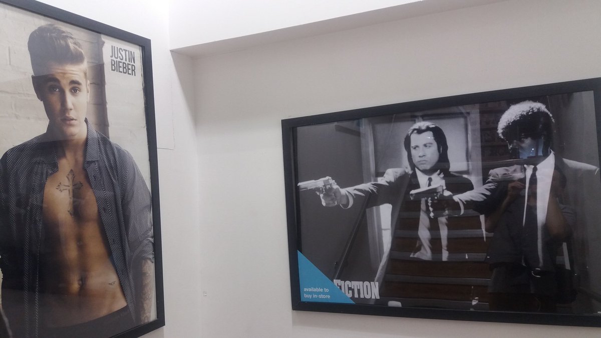 geo7bits's tweet image. Me encanta como tienen colocados los póster  en algunas tiendas.