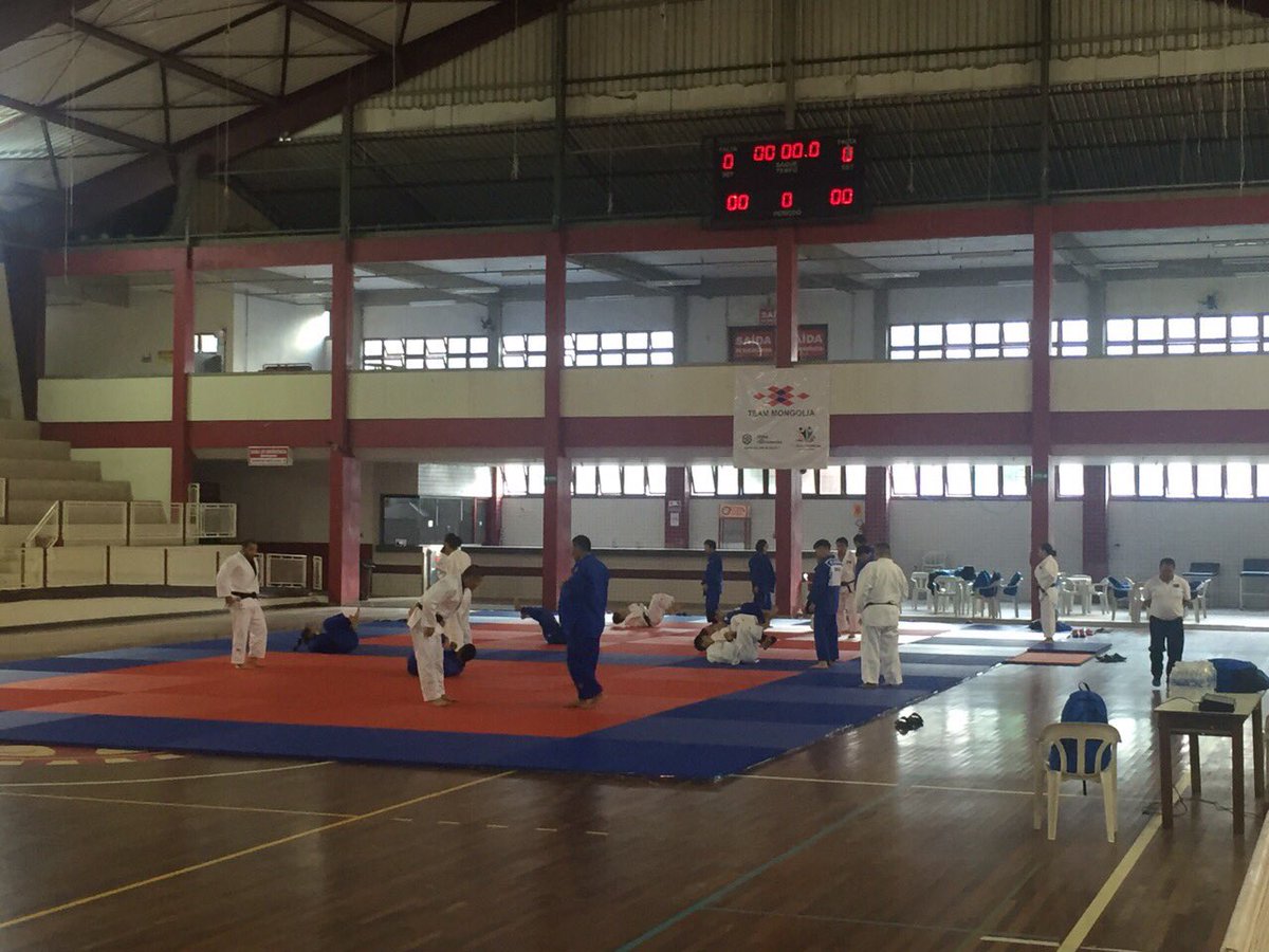 Жудогийн тамирчид бэлтгэлээ хийж байна.