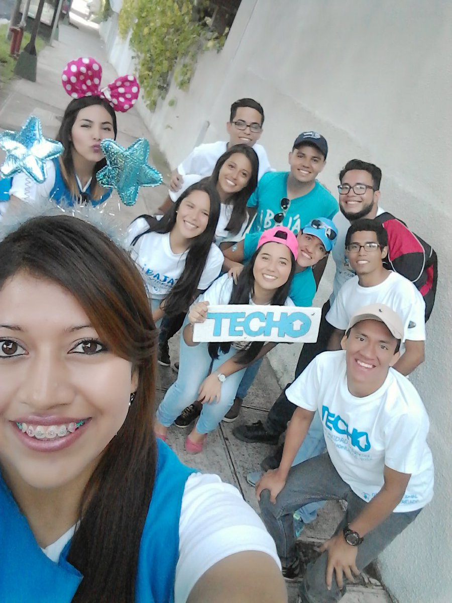 vilmapassarelli's tweet photo. Te esperamos semáforo Crown Plaza @TECHOsv #ColectaTECHO2016 #bajáelvidrio https://t.co/ckaQimNl84