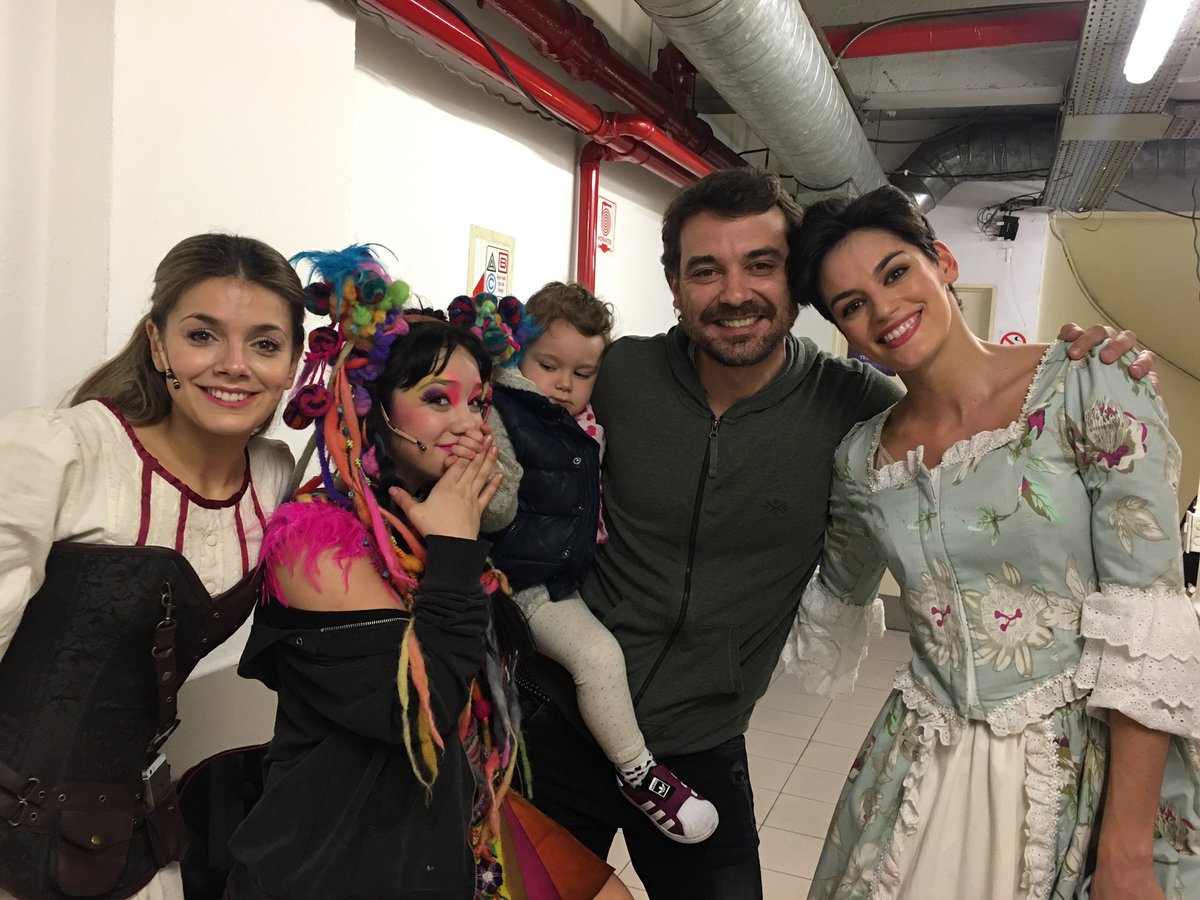 pedroalfonsoo's tweet photo. Que lindo verlas! La rompen @FlorViterbo @NataliePerezz @angelatorresok @PeterPanMusicOK https://t.co/awZVuFzkog