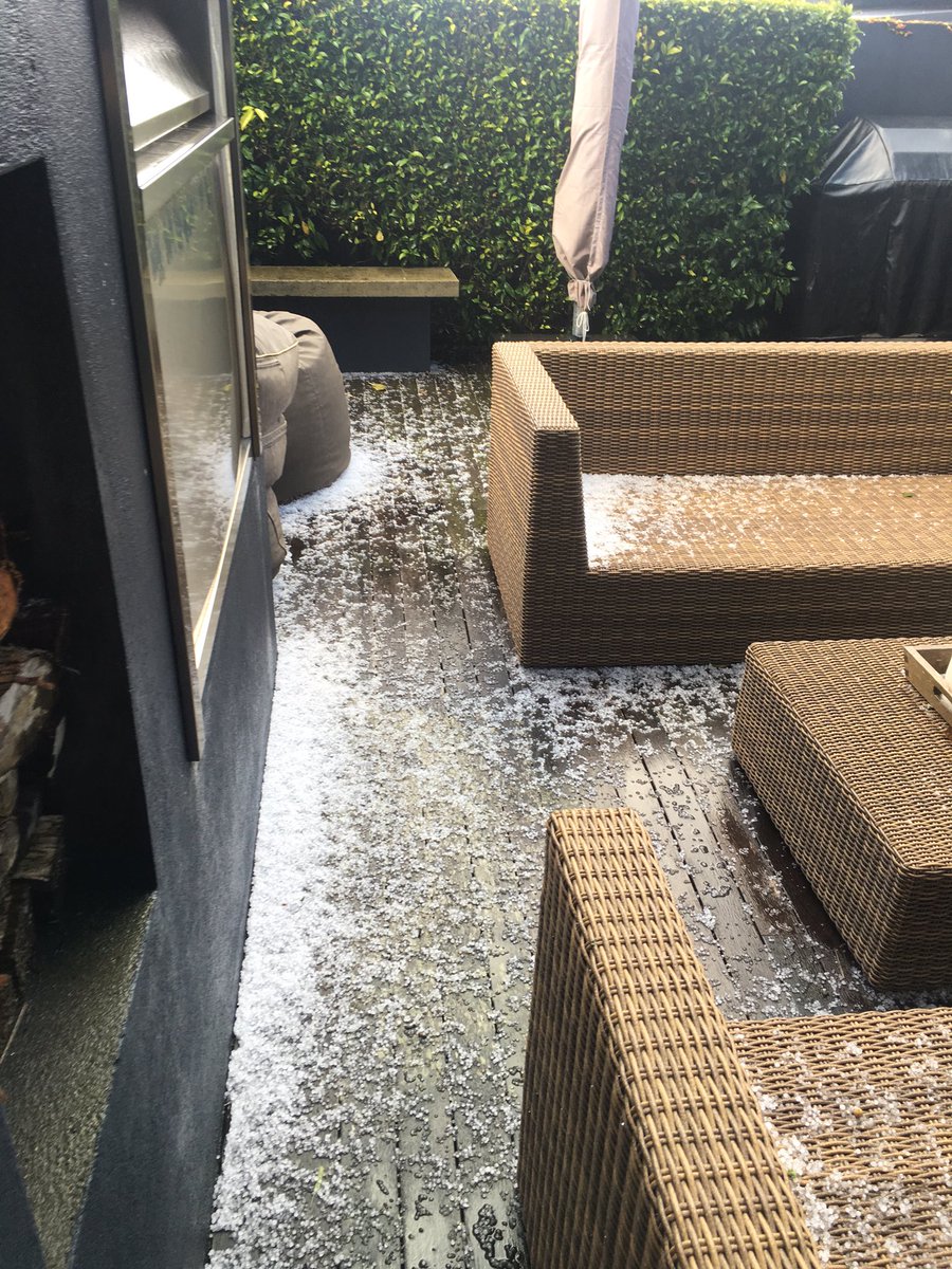 Growyoursound's tweet photo. Did it just snow in Auckland? #aucklandsnow 🐧 https://t.co/yrGDdRwbhk