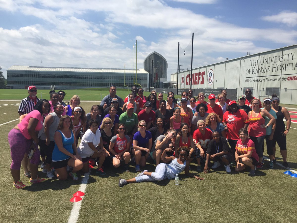 Coach_Stone_MT's tweet photo. Thank you @Chiefs for hosting the @usafootball Heads Up Women's Mini-Camp today. 400 ladies were in attendance! https://t.co/oRPNnB07Va