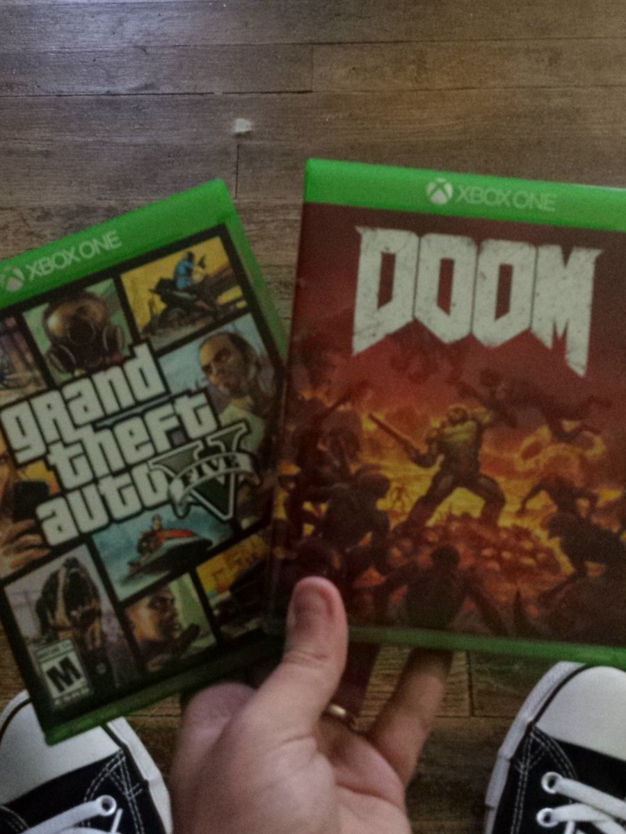Dahknesses's tweet photo. I'm finally going to play a video game! 😲 Which game should I stream #internetfriendpositivity #internetfriendsunite https://t.co/BkIDkMQSkN