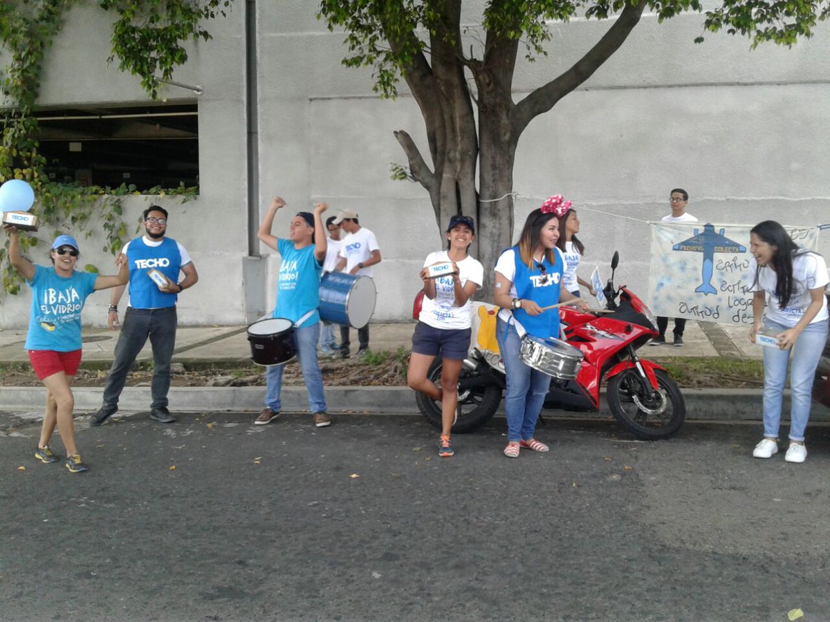vilmapassarelli's tweet photo. Faltan pocas horas NO te quedes sin donar!! Te esperamos en semáforo Crown Plaza. @TECHOsv #ColectaTECHO2016 https://t.co/N0GoL0jOPN