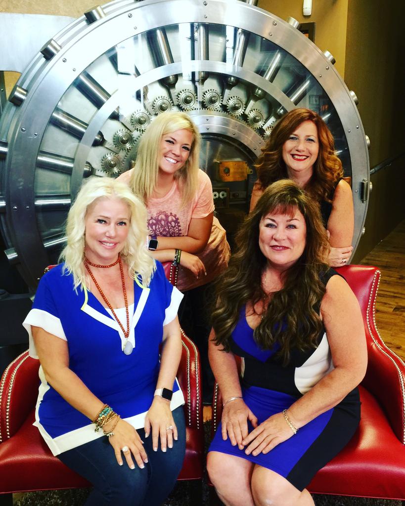 MySmartBomb's tweet photo. #smartbombcosmetics #glam356 #salon #womeninbusiness #buildinganempire #girlboss #bossbabe #ladys #celebration https://t.co/DLWgIsbiH2