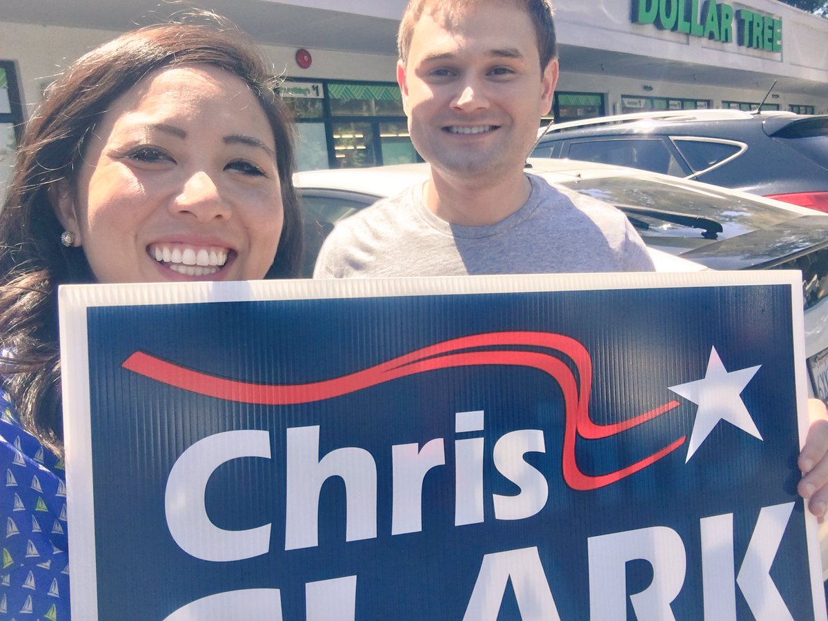 Re-elect <a href="/clarkcr/">Chris Clark</a> for @mtnviewcityhall City Council! Great chat w/ fellow <a href="/pydems/">Peninsula Young Dem🗳️crats</a> while picking up a lawn sign #VOTE