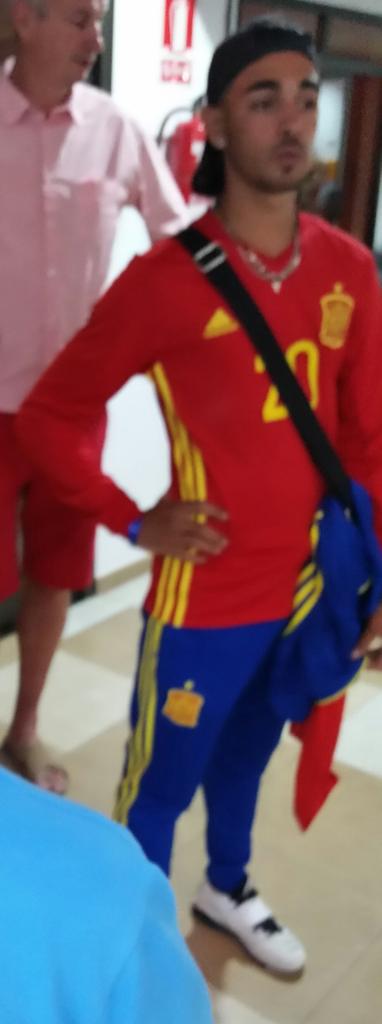 cannonballdumb's tweet photo. Not bad looking lad though tbf #fullkitbanker #fuerteventura2016 https://t.co/FP28YEZNoi