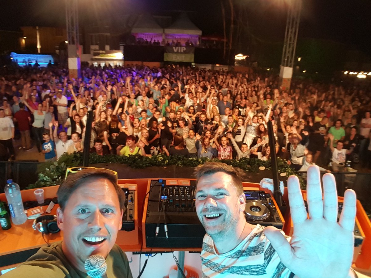 Lexlandeweerd's tweet photo. Ik zeg het niet snel, maar het @100pnlfeest is één groot succes hier in #Reuver! Thanx #Events4You #MacYoung https://t.co/xDX3uR8zuM
