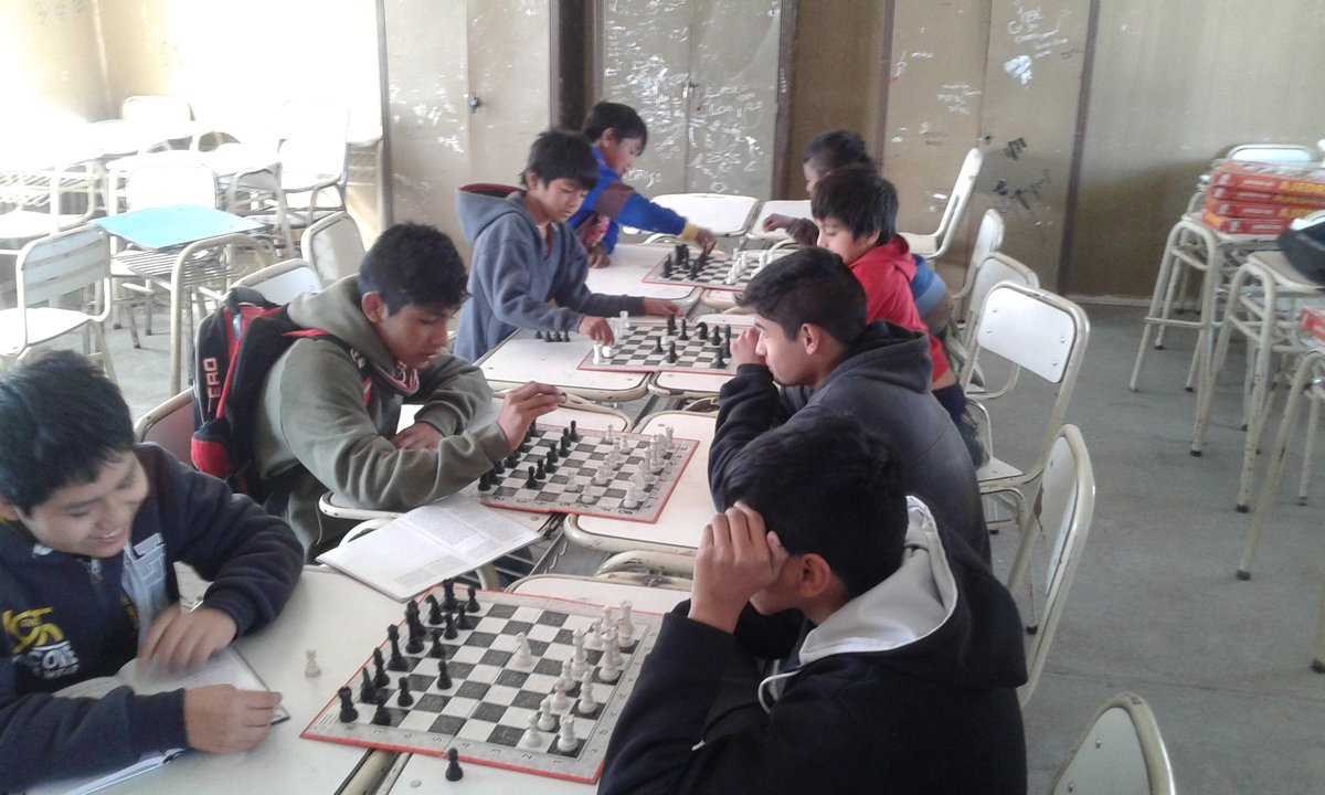 matiaszaki16's tweet photo. Taller de Ajedrez de la @Escuelabierta1 Juan José Valle #MentesÁgiles de niños @ajedrativo @Julianm1969 https://t.co/MzxwnfekOK