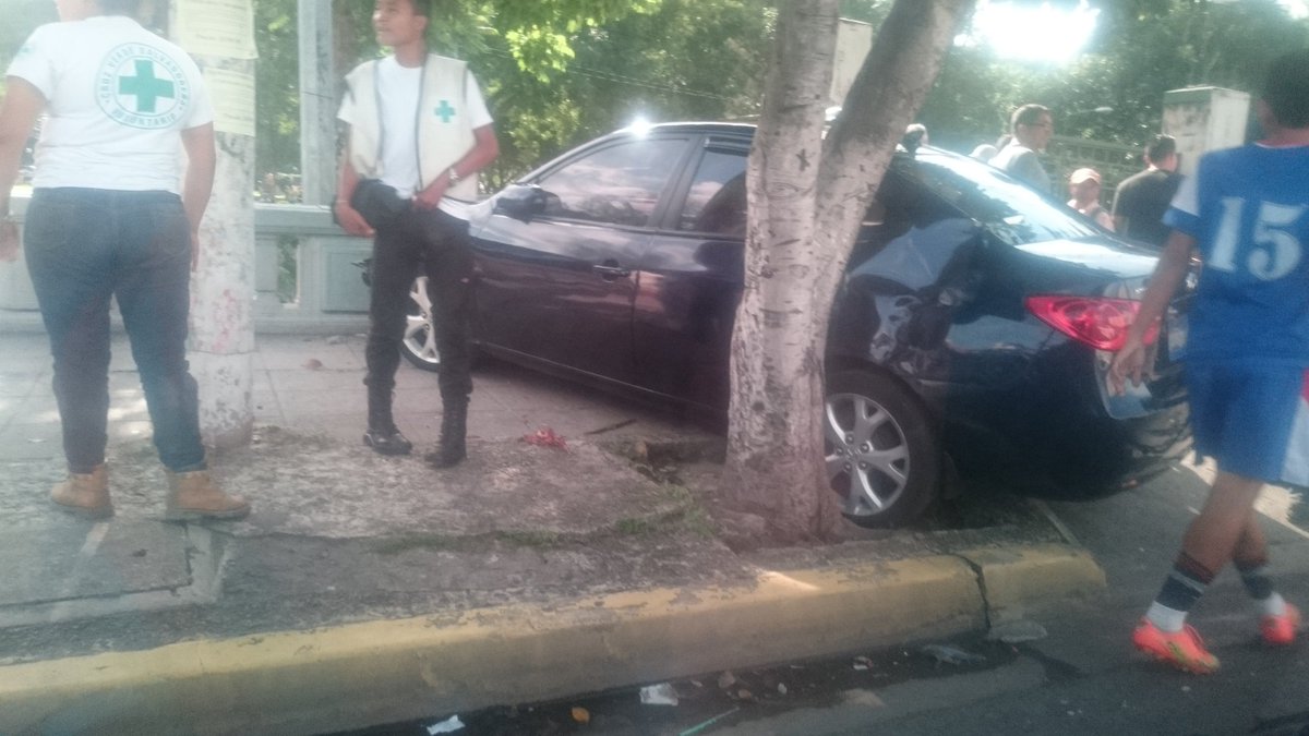 GasNRoad's tweet photo. Accidente en el parque Cuscatlán #TraficoSV #ManejaInformado https://t.co/WfBFsA2nAH