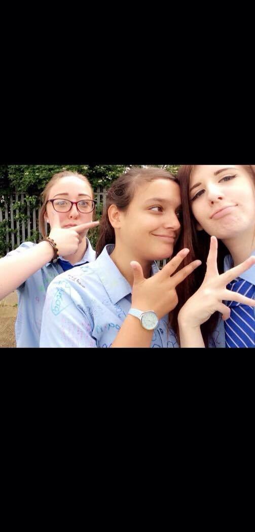 tween_shania's tweet photo. Awh love you guys #InternationalFriendshipDay 💜 https://t.co/a2gHCH2hMA