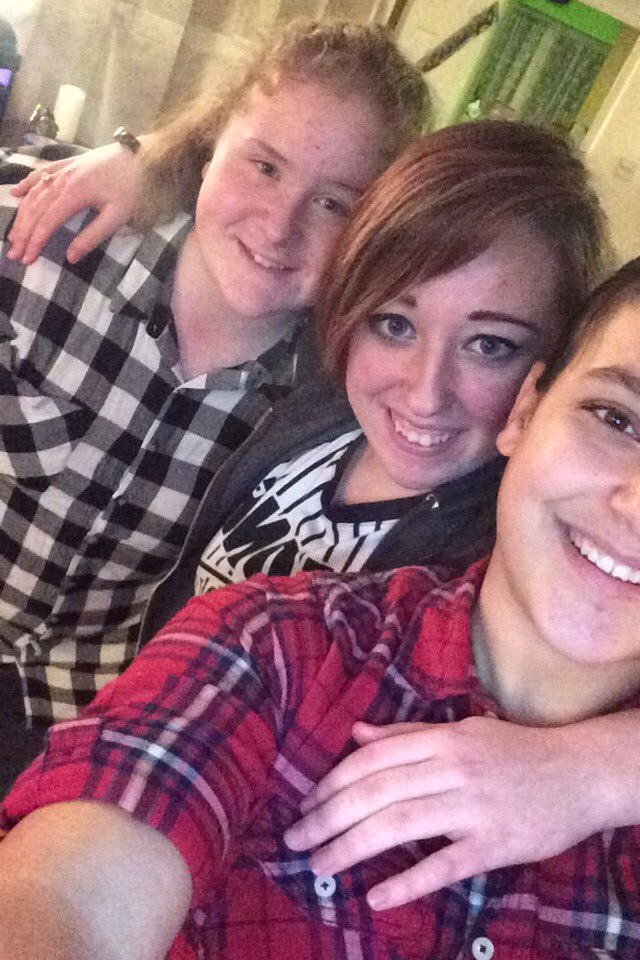 tween_shania's tweet photo. Awh love you guys #InternationalFriendshipDay 💜 https://t.co/a2gHCH2hMA