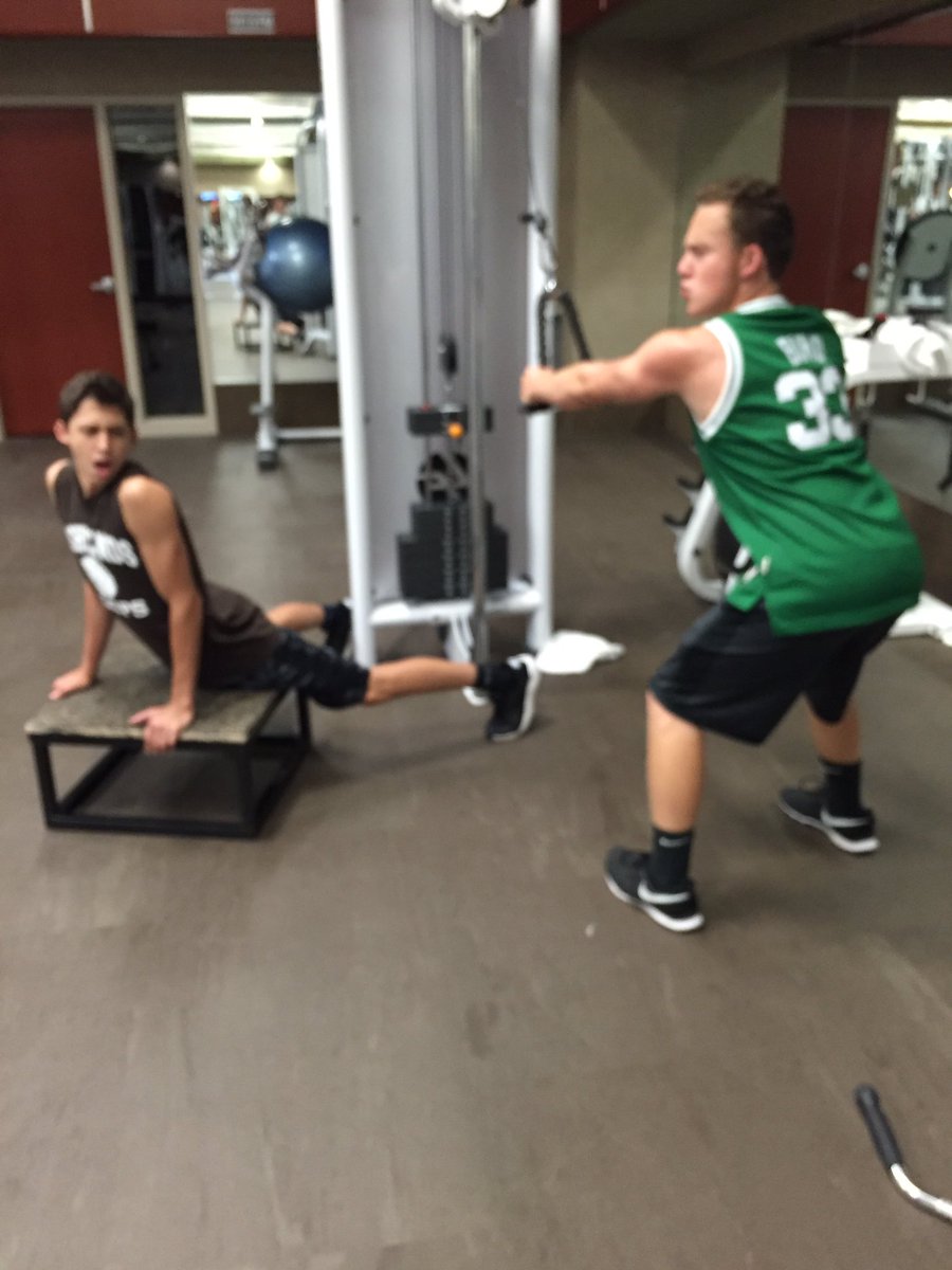 MotivationalLit's tweet photo. Readers hit the gym #getswole #readinginthegym @evangarbs @BruchBlake @elliotderichest https://t.co/Wjz8noBhnu