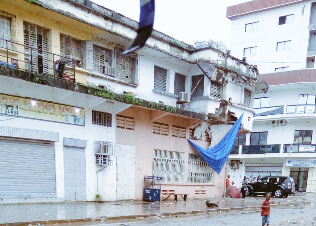 Ces citoyens mettent en danger leur propre vie en restant sous les débris pouvant s'écrouler à tout moment #Guinée