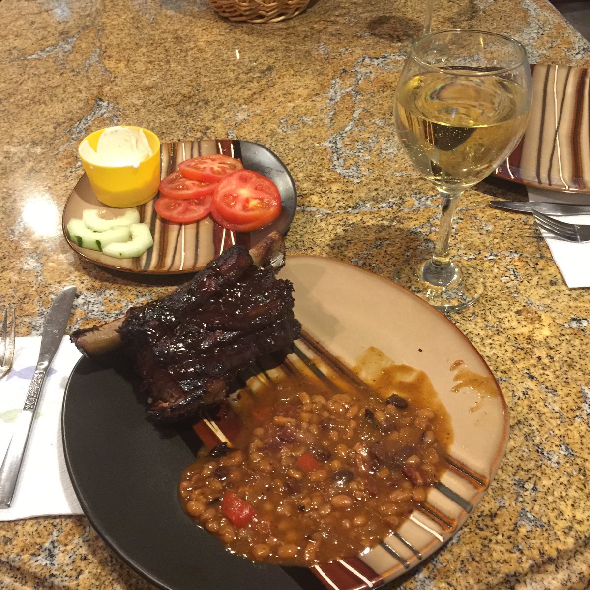 brodigan's tweet photo. Smoked short ribs & bourbon baked beans...w croute de te & a Pinot Gris. #assinclass #ionlyputgoodthingsinyourmouth https://t.co/tNa3TLlj2i