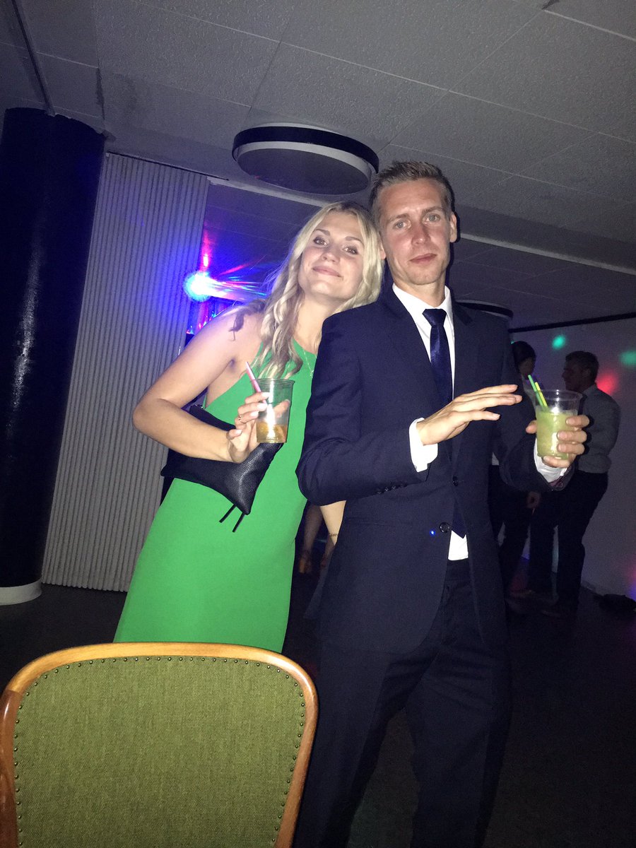 bergstromB's tweet photo. Det här är Rebecka och Jesper, dom raggar på ett bröllop. Det är 50% chans att dom raggar på sin egen släkt https://t.co/mi7dRaG7QZ
